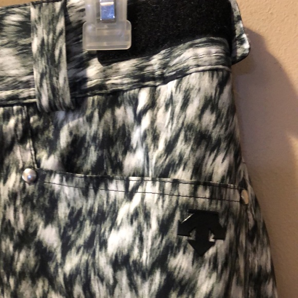 Descente Snowboard pants in black, grey and cream - Picture 6 of 16